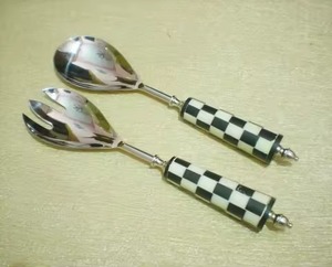 Ensemble de serveur de salade d'aliments chauds en acier inoxydable Serveur de salade en acier inoxydable avec poignée à carreaux noire et blanche faite à la main - Product Image 1