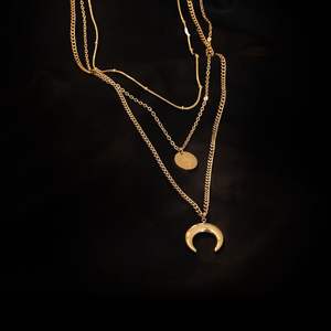 สร้อยคอแฟชั่นผู้หญิง ชุบทอง 18K สแตนเลสสตีล แบบช่องใส่จี้ พร้อมจี้รูปพระจันทร์ - Product Image 3