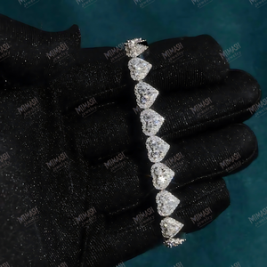 สร้อยข้อมือเพชรมอยส์ซอไนต์รูปหัวใจที่สง่างามประดับด้วยทองขาวดีไซน์เปล่งประกายออกมาเป็นของขวัญเครื่องประดับแสนโรแมนติกสำหรับเธอ - Product Image 3