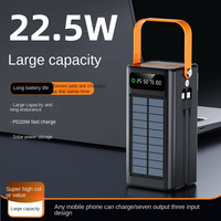 Batterie externe solaire d'urgence noire 22,5 W pour extérieur avec 4 câbles intégrés, entrée mini USB, lampe torche LED et poignée de transport
