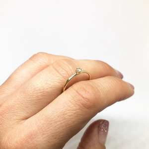 Anillo solitario de CZ de corte redondo de 3mm banda delicada de compromiso de promesa de oro minimalista - Product Image 5