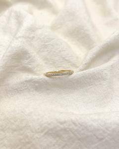 Anillo de Bodas con Diamante CZ de 1 mm de Corte |   Anillo de Compromiso Apilable Delgado y Completo |   Plata Minimalista Chapada en Oro de 18K - Product Image 2