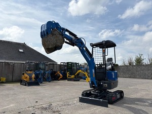 Mini-excavatrice compacte bleue avec auvent et lame frontale pour la construction, l'agriculture et l'aménagement paysager - Product Image 2