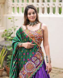 Nuevo Superhit totalmente cosido Faux Georgette Bandhani estampado Lehenga Choli trabajo de bordado exclusivo para la temporada de fiesta de invierno indio - Product Image 6