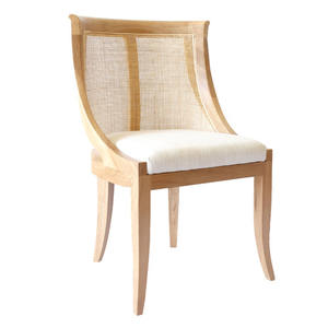 Silla Madrid de ratán con estructura de madera maciza de teca y chusion blanca a prueba de sol - Product Image 1