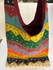 Sac à bandoulière artisanal bohème en patchwork brodé, forme oreiller, motif floral ethnique, en coton vintage, style Kantha, deux ouvertures - Product Image 5