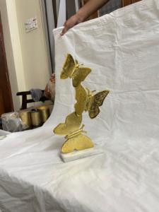 ประติมากรรมผีเสื้ออะลูมิเนียมพร้อมฐานหินอ่อนสำหรับตกแต่งโต๊ะกลาง  งานประติมากรรมเคลือบทองสำหรับตกแต่งโต๊ะในบ้าน - Product Image 2