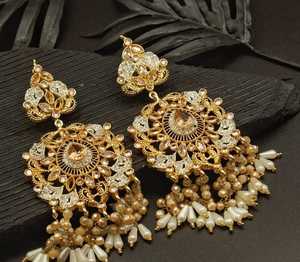 Nouvelles boucles d'oreilles pendantes super brillantes pour femmes, entièrement serties de strass, plaquées or, bijoux de mariage indiens Punjabi - Product Image 4