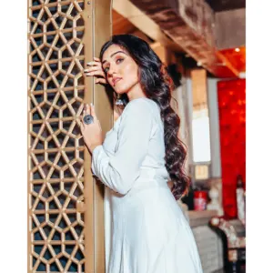 Conjunto de Traje de Algodón Blanco Rico con Bordado Gotta para Mujer - Product Image 4