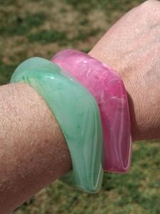 Nueva moda, pulseras bohemias acrílicas coloridas, brazalete elástico ajustable con forma de escamas de pescado, pulsera ancha de resina para niñas - Product Image 5