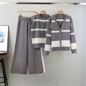 เซ็ตเสื้อถักคอวีและกางเกงของผู้หญิงชุดเสื้อสเวตเตอร์ถักสีบล็อกลายทางสีพื้น TZ3202 - Product Image 5