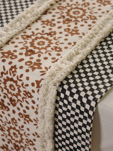 Chemin de table double couche en toile slub premium imprimée au bloc, motif floral, avec pompons, style damassé tissé, noir floral pour salle à manger - Product Image 4