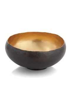 Bol décoratif en métal noir martelé fait à la main avec intérieur doré, technique japonaise, jetable pour la décoration de la maison - Product Image 1
