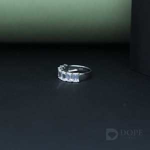 Anillo de diamante Esmeralda con oro fino de 18kt con diferentes diseños para tu regalo de San Valentín - Product Image 3