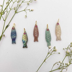 Pendentif de poisson en pierre de lune blanche naturelle 24x7mm poisson sculpté à la main breloque bijoux en argent faisant cadeau pour les femmes fournitures en gros - Product Image 3