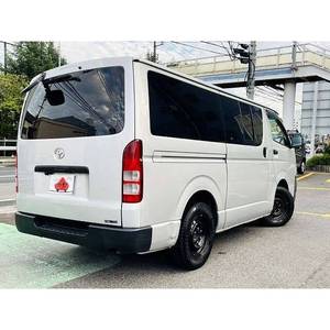 Toyota Hiace Van 2004 - Volante a la Derecha, Manual o Automático, Motor Diésel Turbo de 8L, Cámara Trasera - Product Image 3
