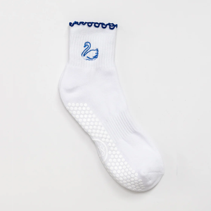 ถุงเท้าผ้าฝ้ายกันลื่นแบบกำหนดเอง ODM สำหรับผู้หญิง สีน้ำเงิน แต่งระบาย สำหรับพิลาทิส ใช้ได้ทุกวัน ลายตัวอักษร ถุงเท้า VN - Product Image 1