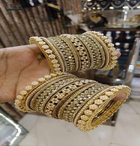 Elegantes brazaletes de latón en tono dorado con bordes de perlas intrincados. Disponible a precios de mayoreo. - Product Image 1