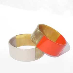 Brazalete de moda para mujer de resina de madera hecho a mano diseño redondo personalizado con perla para regalo de boda Cristiano - Product Image 3