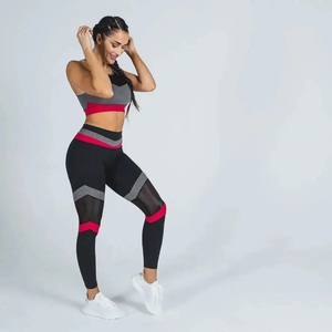 Conjunto de gimnasio completo para mujer de poliéster y forro polar: pantalón y sujetador halter para calentamiento y sentadillas divididas, con efecto moldeador. - Product Image 5