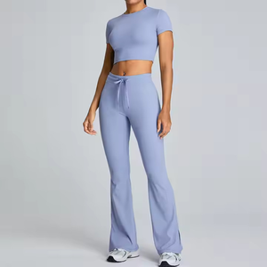 Leggings évasés taille haute de style sportif d'été pour femmes avec haut à manches courtes ensemble de vêtements de fitness de yoga 2 pièces coupe ajustée - Product Image 1