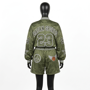 Shorts deportivos de malla transpirable de poliéster premium para mujer, color verde oliva camuflaje, con abertura lateral y logo sublimado. - Product Image 3