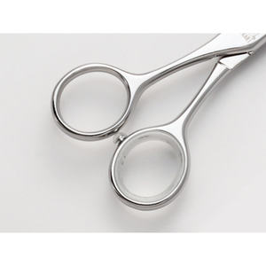 Tijeras de Peluquería Profesionales HIKARI Lefty 602, Acero Inoxidable, Hoja 440C, Punta Afilada, Mango Mediano - Product Image 2