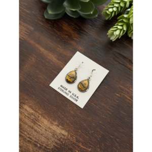 Boucles d'oreilles pendantes en argent sterling plaqué or 18 carats, faites à la main par des artisans navajo, avec agate BB et perle, pour les mariages - Product Image 2