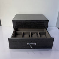 Boîte à montre en bois carrée élégante artisanale, étui de présentation et de rangement précieux pour montres et bijoux