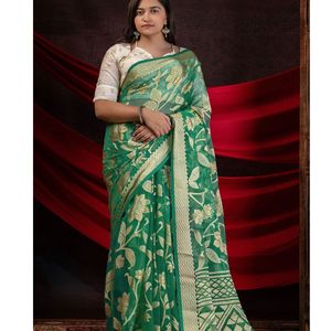 Sari de latón negro con textura de organza con estampado floral de lámina, pallu rico y borde decorativo para eventos festivos y formales - Product Image 1