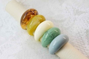 Anneaux en résine acrylique de forme ronde, fabriqués à la main, anneaux d'amour pour femmes, bijoux de fête, vente en gros au meilleur prix - Product Image 2