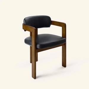 Chaise de salle à manger incurvée avec cadre en bois brun noyer, assise et dossier rembourrés en cuir PU noir - Product Image 1