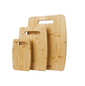 Planche à découper en bois de conception moderne avec finition brune utilisée pour les accessoires de cuisine d'hôtel et de maison - Product Image 2
