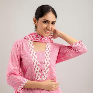 Kurta Recta de Gasa con Estampado Floral Rosa, Pantalones y Dupatta con Diseño de Pecho Decorado - Product Image 4