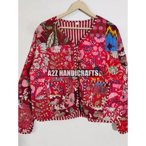 Manteau de veste matelassé d'hiver court pour femmes avec doublure en soie Passepoil à rayures à la mode et décoration de boutons imprimés Handblock - Product Image 5