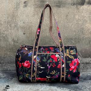 Sac de sport de luxe Midnight Floral Bird |   Coton matelassé artisanal fait main |   Plage écologique durable de grande capacité - Product Image 1