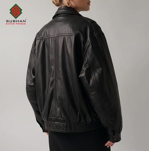 Blouson aviateur oversize classique en cuir synthétique noir pour homme. Vêtement d'hiver décontracté à fermeture éclair, style rétro minimaliste, essentiel pour le streetwear - Product Image 4