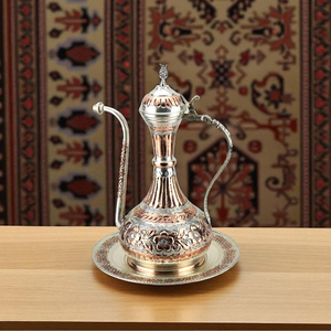Ewer de cobre sólido con un patrón floral en relieve. Jarra decorativa rústica de Oriente Medio. Disponible a precios de mayorista. - Product Image 5