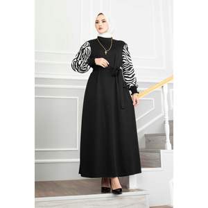 Tulipa Robe et accessoires traditionnels musulmans Hijab noir et blanc - Product Image 3