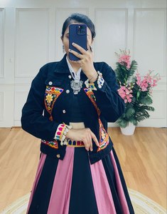 Veste en jean de travail Gamathi finement brodée Exquis plaine Pure Reyon Lehengha pour Navratri Style Indien Pakistanais - Product Image 1