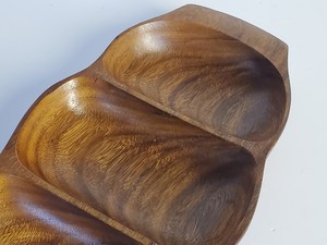 Bandeja de madera hecha a mano para servir y decorar Bandeja de madera natural duradera y elegante Ideal para cocina, comedor o regalo - Product Image 4