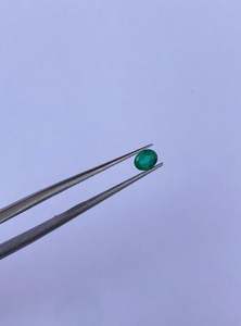 พลอยมรกตคุณภาพสูงจากธรรมชาติสำหรับเครื่องประดับบูติก ดีไซน์ทันสมัย พร้อมโลโก้สั่งทำพิเศษ น้ำหนัก 0.30 กะรัต - Product Image 4