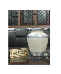 Urnas de diseño elegante con urnas de cremación de diseño de metal de latón de alta calidad estándar y diseño de acabado pulido - Product Image 2