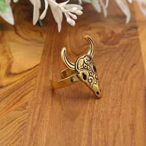 Anillo de calavera de vaca ajustable, joyería de latón bohemio, anillo de declaración gótica, joyería simbólica espiritual, anillo chapado en oro vintage - Product Image 1