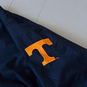 Sudadera con Capucha Impermeable Azul Marino, Estilo Deportivo con Cuello en V, Detalles Naranjas y Puños a Rayas - Product Image 5