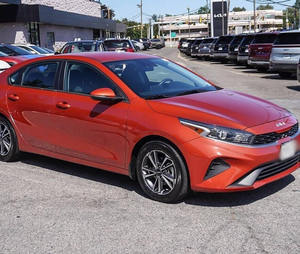 ใช้รถสีแดงสด ปี 2024 สำหรับ Forte LXS FWD พวงมาลัยซ้าย เบาะหนัง ระบบนำทาง สตาร์ทเครื่องยนต์จากระยะไกล หลังคาซันรูฟ ล้อแม็ก - Product Image 6