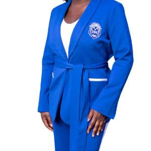 Conjunto de traje azul real con escudo griego bordado para eventos de hermandad y conferencias Tela suave Ajuste cómodo - Product Image 6