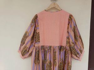 Robe mi-longue et robe mini, robe imprimée tigre à rayures pêche et lavande, col profond avec ficelle - Product Image 3