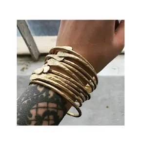 Messing Armband bewunderns wertes Design maßge schneiderte Größe hochwertige Stück Messing Armreif für Frauen Geschenke verwenden