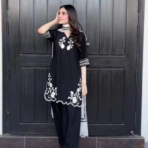 Traje Farsi Salwar de diseñador moderno, conjunto de tres piezas más de tendencia con telas de trabajo bordadas y creapé francés interior - Product Image 1